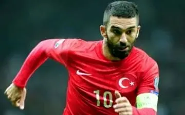 خداحافظی و اخراج آردا توران به علت درگیری با خبرنگاران 