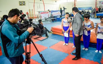 تلاش خبرنگاران برای انعکاس گزارش ورزشکاران ترامپولین ژیمناستیک در  نخستین المپیاد استعدادهای ورزشی برتر کشور