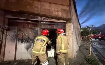 مجتمع تجاری نور درگهان قشم طعمه حریق شد
