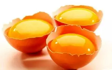 زرده تخم‌مرغ را خام بخوریم یا نه؟