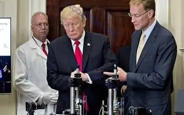 زورآزمایی ترامپ برای له کردن یک بطری+ تصاویر