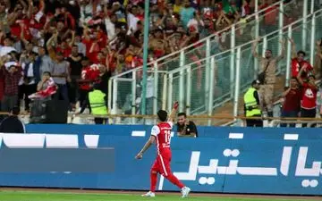 حاشیه های پرسپولیس و گل‌گهر/ ازدحام جمعیت پشت درهای ورزشگاه آزادی