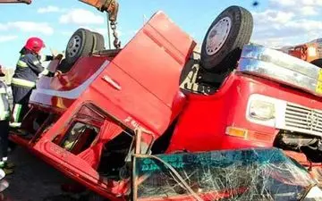 ۲۵مجروح بر اثر واژگونی مینی بوس در محور قدیم ساوه - تهران +عکس 