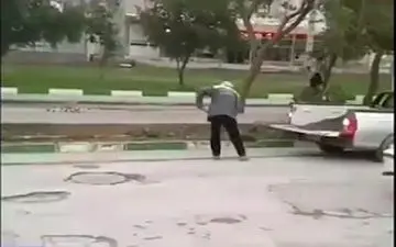 اقدام عجیب شهرداری شوشتر برای ترمیم خیابان! + فیلم 