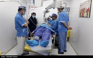۱۵ عمل جراحی چشم توسط وزیر بهداشت + تصاویر
