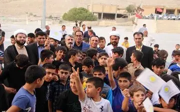  توزیع بسته نوشت‌افزار و لباس بین دانش‌آموزان مناطق محروم ‍ توسط اتاق بازرگانی ایلام