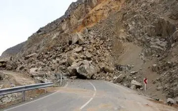 انسداد یک‌ساعته محور هراز به دلیل ریزش کوه/ بارش برف و باران در محورهای هراز و فیروزکوه