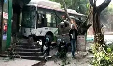 ورود مرگبار اتوبوس به پیاده رو با ۱۵ کشته و زخمی