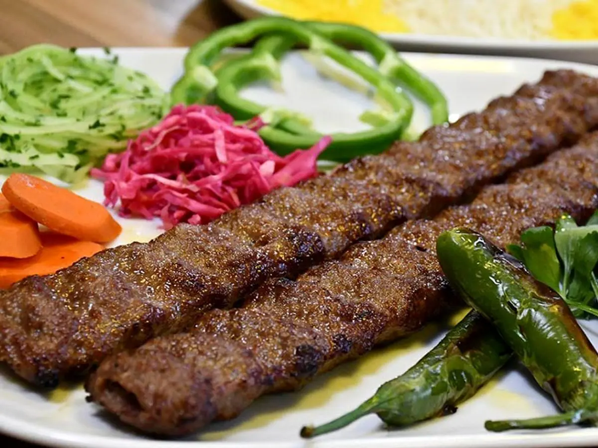 کباب کوبیده با گوشت گوساله؛ دستور رستورانی برای طعمی حرفهای در خانه