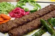 کباب کوبیده با گوشت گوساله؛ دستور رستورانی برای طعمی حرفه‌ای در خانه
