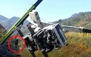 لحظه فرار راننده در حادثه سقوط جرثقیل! +فیلم 