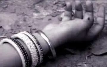 انتقام وحشیانه مردان فامیل از زن زیبا در غیاب شوهرش / او از دوبی برگشته بود! +عکس