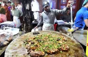 ضیافتی شاهانه در خیابان‌های پاکستان: پخت 110 کیلو کابلی پلو با گوشت در دیگ غول‌پیکر (ویدئو)