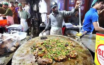 ضیافتی شاهانه در خیابان‌های پاکستان: پخت 110 کیلو کابلی پلو با گوشت در دیگ غول‌پیکر (ویدئو)