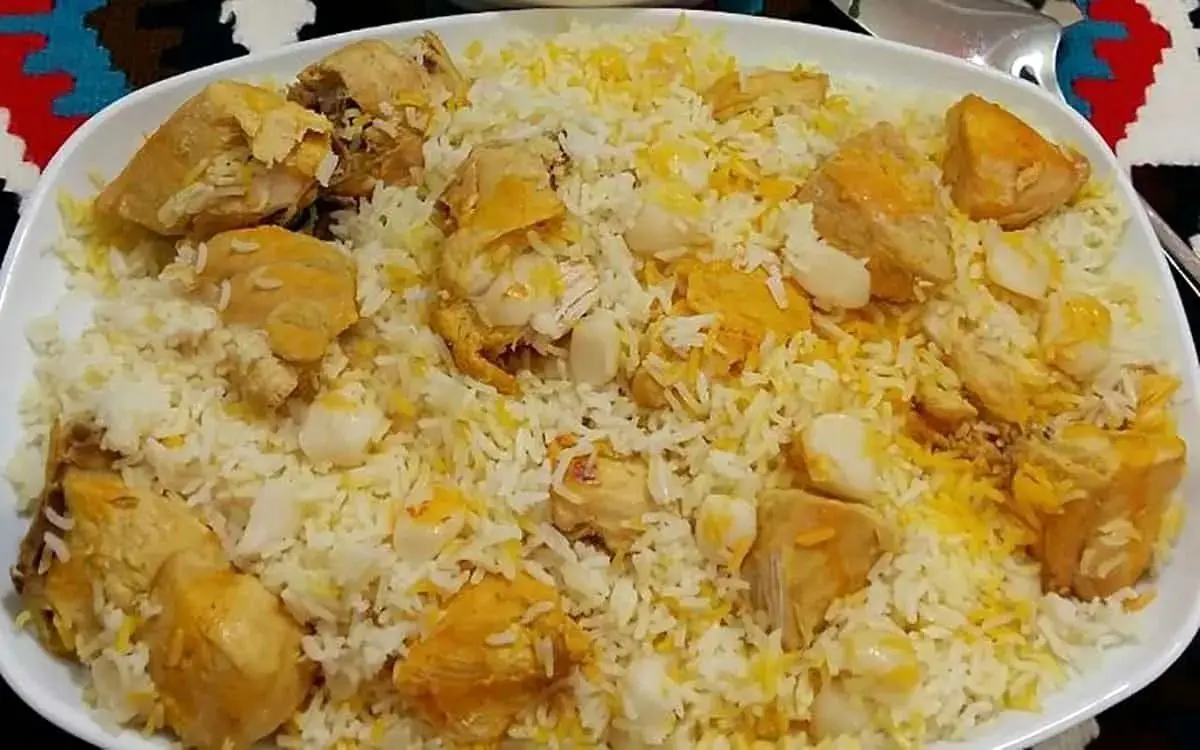 طرز تهیه سیر پلو شمالی با مرغ؛ خوشمزه و معطر به روش سنتی