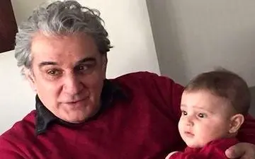 بابابزرگ هنرمند در کنار نوه اش