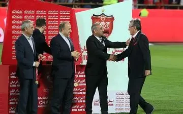  فدراسیون با اعلام قهرمانی پرسپولیس, تصمیمی سیاسی گرفت/ شاید مدیران استقلال برای دل‌خوشی هواداران گفتند که انصراف نداده‌ایم!