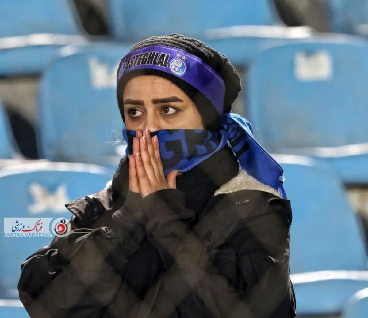 چهره غمگین بانوی استقلالی در سرمای ورزشگاه شهر قدس+عکس