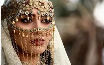گریم و پوشش طلا مونا فرجاد در فیلم ماهورا (عکس)