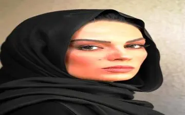 سارا خوئینی ها، در مقابل یک کلیسا (عکس)