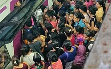 ازدحام باورنکردنی مردم در ایستگاه مترو بمبئی+فیلم