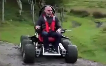 صندلی چرخدار معلولین با قابلیت عبور از مکانهای صعب العبور +فیلم