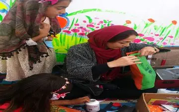  آموزش صنایع‌دستی و کاردستی دختران و پسران روستای تپانی دشت‌ذهاب به روایت تصویر