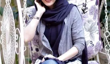 
عکسِ بی حجاب رویا میرعلمی در خارج از ایران! 
