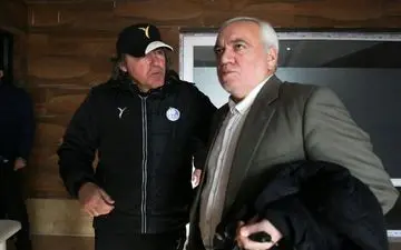 
جلسه فتح‌الله‌زاده با سرمربی استقلال
