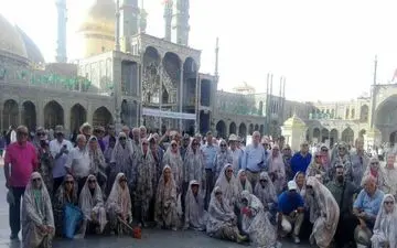  حضور متفاوت گردشگران‌ خارجی درحرم‌ حضرت‌ معصومه! + عکس