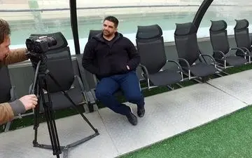 آقای زمانی! شما به‌خاطر روابط سیاسی وارد استقلال شده‌ای/ این آقا از باخت استقلال خوشحال می‌شود