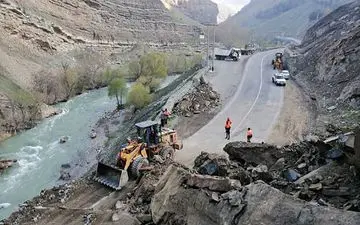 ویدیو / حادثه دلخراشی در جاده چالوس/ سقوط سنگ خودرو را به کرد 
