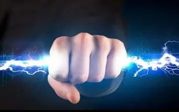 (ویدئو) لحظه دلخراش برق‌ گرفتگی یک مرد جوان در مقابل خانه‌اش