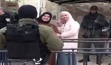 لبخند تحقیرآمیز دو بانوی فلسطینی به نظامیان رژیم صهیونیستی + فیلم 