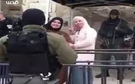 لبخند تحقیرآمیز دو بانوی فلسطینی به نظامیان رژیم صهیونیستی + فیلم 