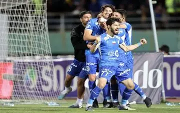 صدر هم چنان آبی باقی ماند/  بازگشت استقلال به مسیر پیروزی؛ این بار توپ از خط رد شد!+فیلم