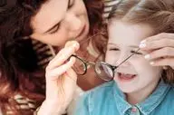 بینایی فرزندم اگر عینک نزند بدتر می شود؟

