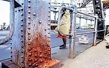 عجیب و باور نکردنی/فروریختن پل با پرتاب آب‌ دهان!