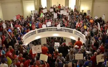 اعتراض معلمان برای افزایش حقوق در آمریکا