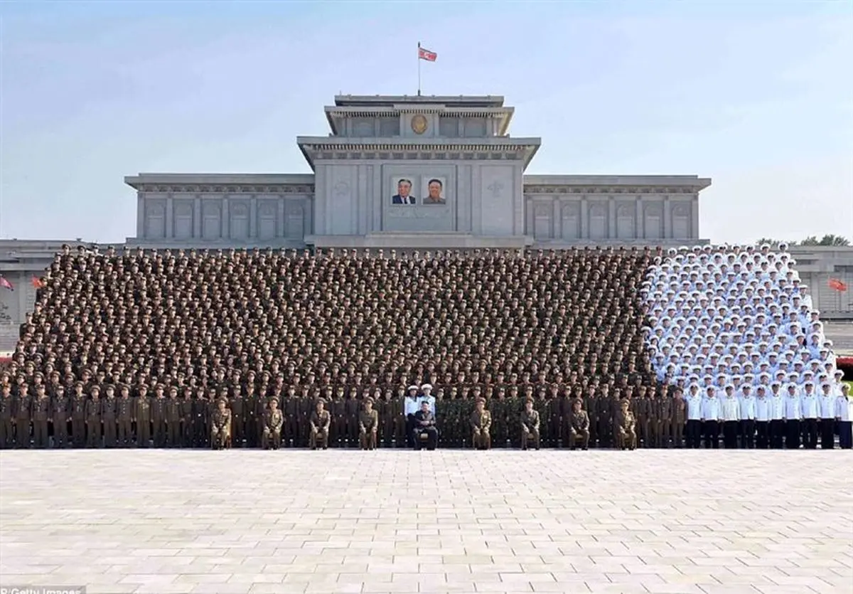 عکس رهبر کره شمالی با گروهی از نظامیان