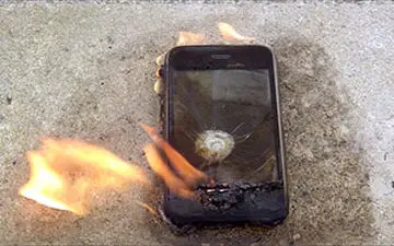 آتش گرفتن باتری موبایل حین تعمیر + فیلم 
