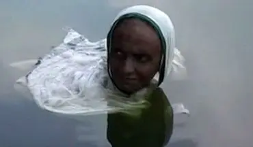 زندگی عجیب زن هندوستانی در آب دریاچه! +فیلم 