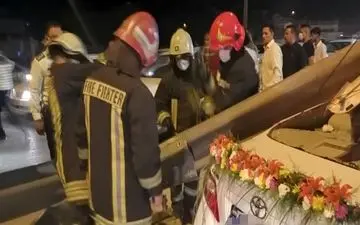 عروس و داماد مصدوم با تلاش آتش‌نشانان نجات یافتند
