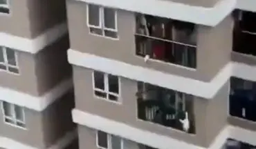 فیلم/ نجات معجزه آسا دختر سه ساله/ او از طبقه 13 سقوط کرد 