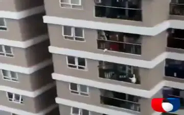 فیلم/ نجات معجزه آسا دختر سه ساله/ او از طبقه 13 سقوط کرد 