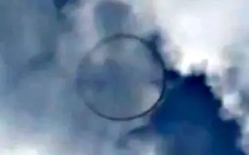 وحشت ساکنان محلی از یوفوی حلقوی در آسمان! +فیلم