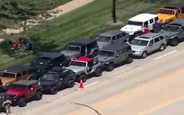 اقدام جالب رانندگان جیپ در حمایت از دانش آموزی که فدای همکلاسی‌هایش شد