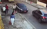 زورگیری از زنان در خیابان در روز روشن! + فیلم