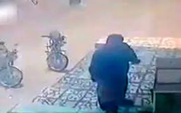  برخورد وحشیانه مامور شهرداری آبدان با کودک دست‌فروش افغانستانی!