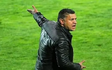 دایی به روی سکوها هدایت شد/ هواداران تراکتورسازی علیه آندو شعار دادند 